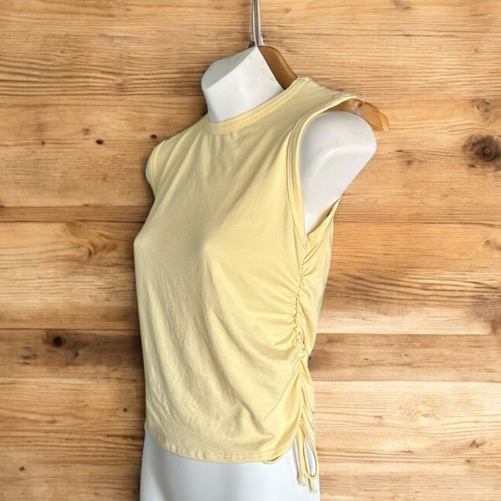 Olivia Rae pale yellow sleeveless crew neck tuched sides tank top S